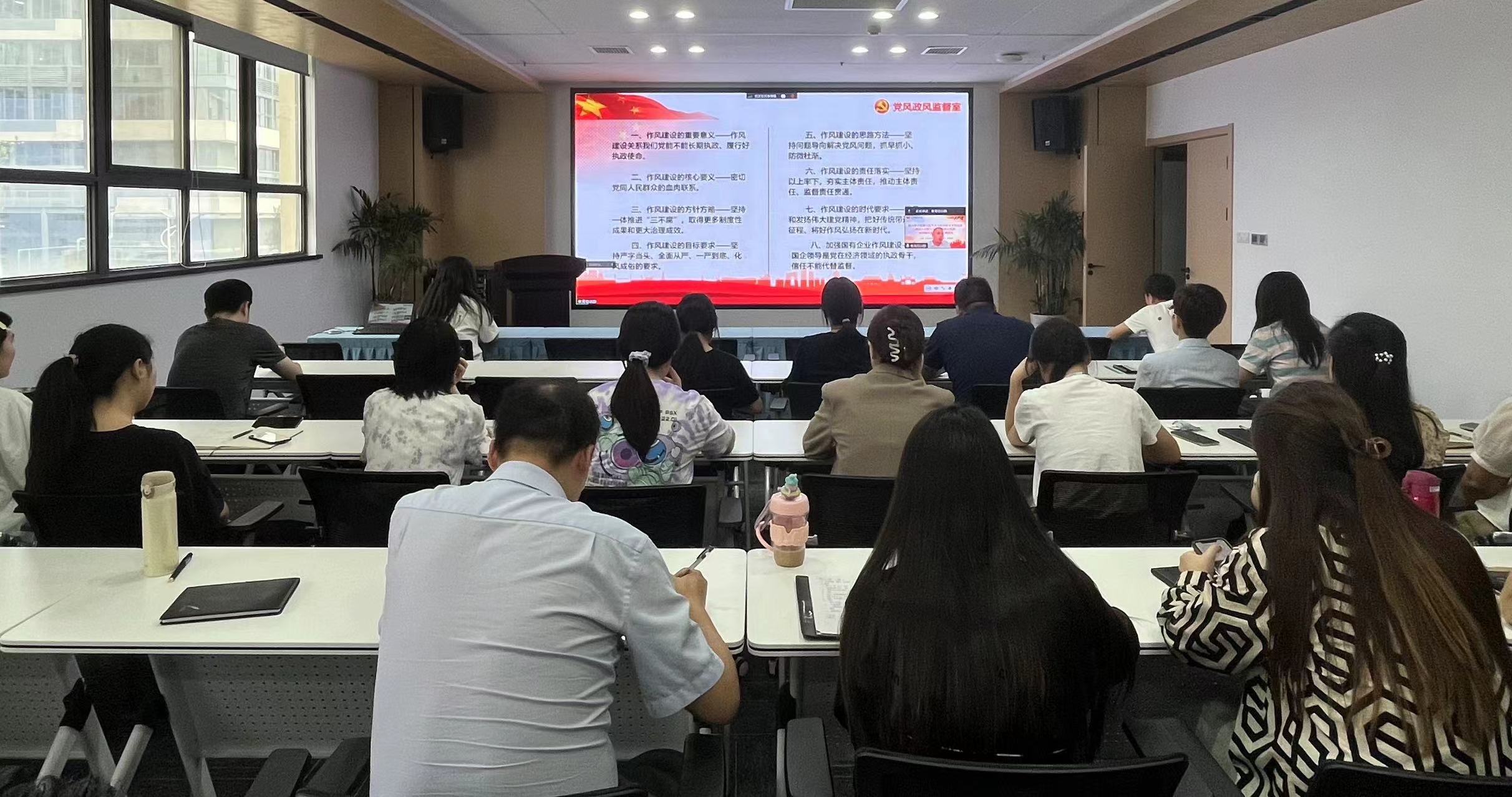 公司组织员工参加大讲堂学习