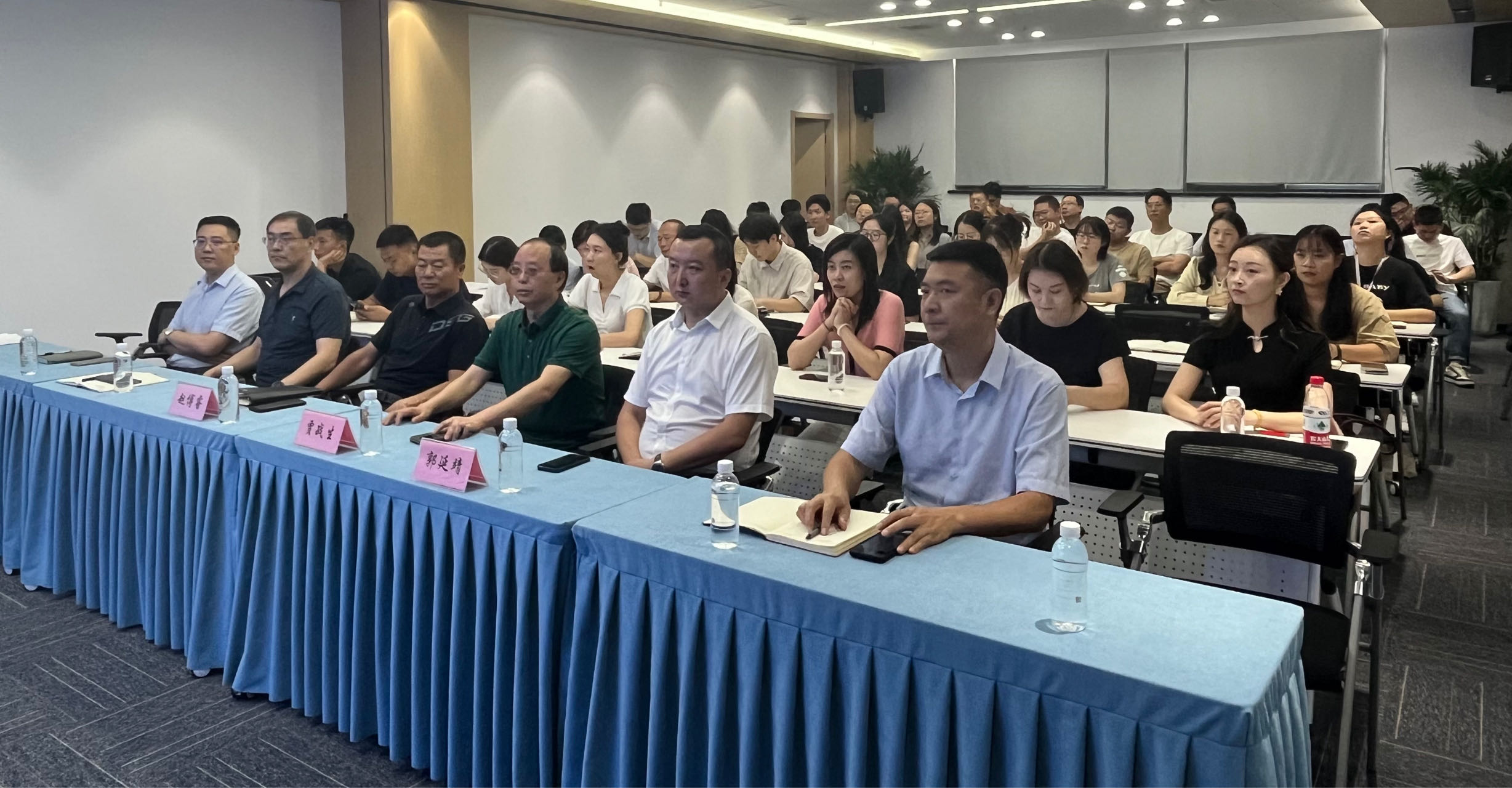公司特邀国内知名专家组织开展健康科普活动